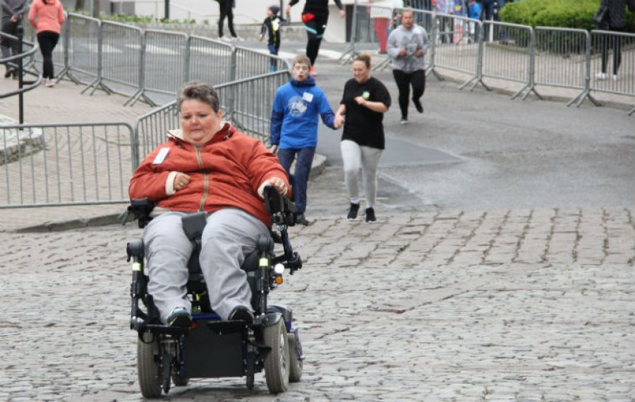 Wózkami i o własnych nogach. Ruszyli w biegu niepełnosprawnych