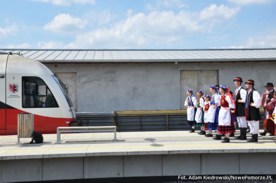 Pociąg Bydgoszcz - Kościerzyna wystartował. Na peronie gości witały "Kaszubskie Nuty"