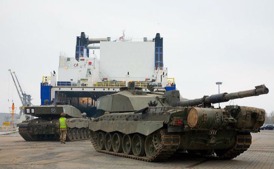 Brytyjskie czołgi i transportery w gdańskim porcie