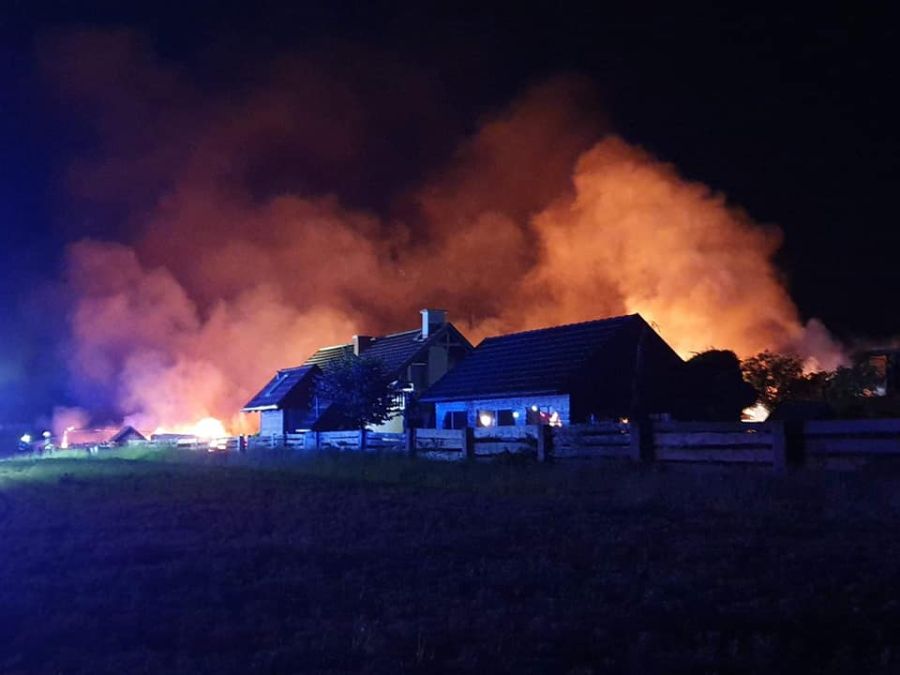 Pożar gospodarstwa w gminie Dziemiany. W akcji 15 zastępów straży
