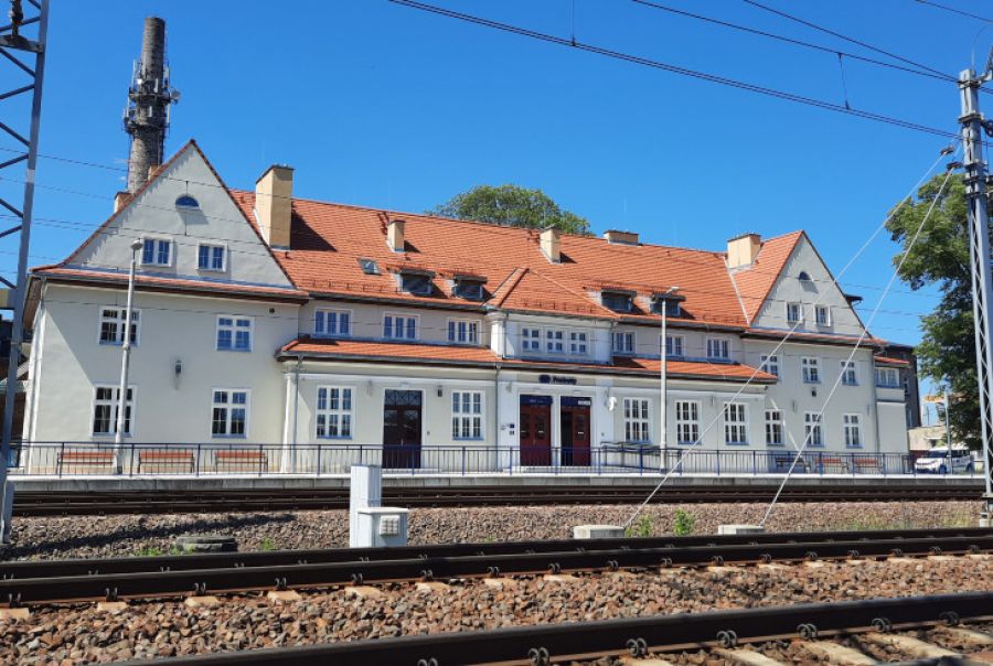 Odrestaurowany dworzec kolejowy w Prabutach świeci nowością