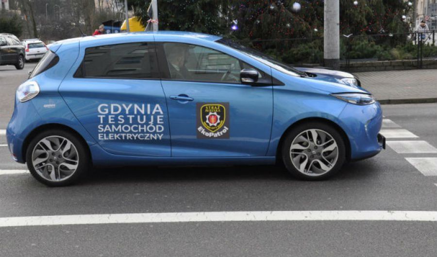 Gdyńscy strażnicy testują elektryczny samochód
